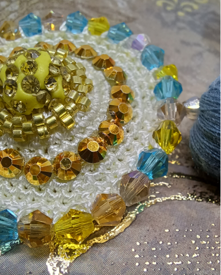 Háčkované  dizajnové náušnice "Mihotavá rosa"